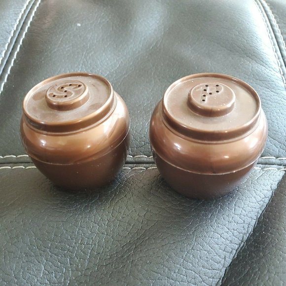 Admiration Kitchen Vintage Plastic Salt Pepper Shakers Barrels Brown Admiration Made In Usa